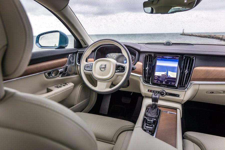 Интерьер Volvo S90 T6 Inscription 2016 года  (NA) (фото 4 из 11)
